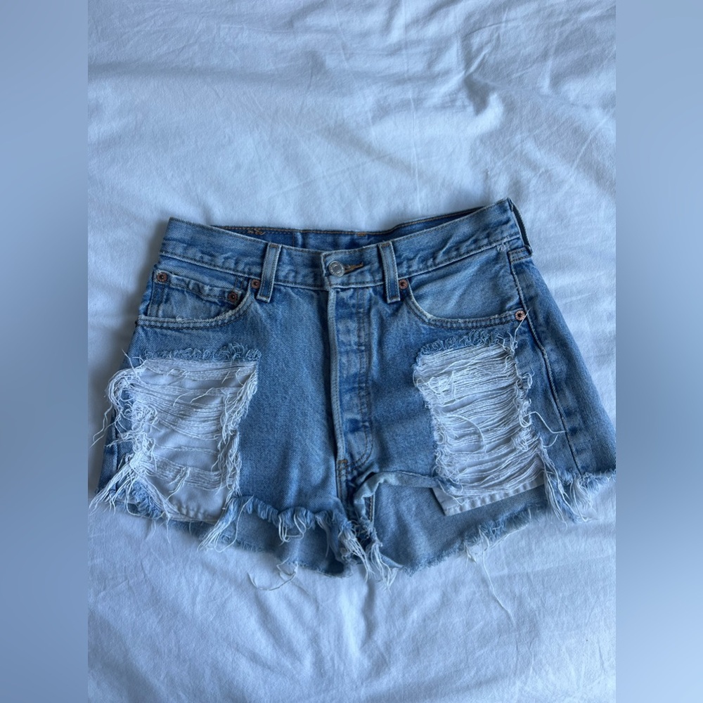 Distressed Levi’s Size 25